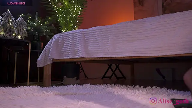 Alise Eve  online show from December 22, 2025, 7:36 pm