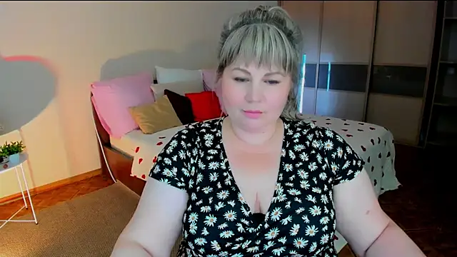 CrystaalStaar online show from August 8, 2026, 7:32 pm