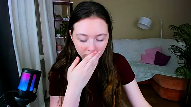 AlluringLookk online show from September 22, 2025, 12:22 pm