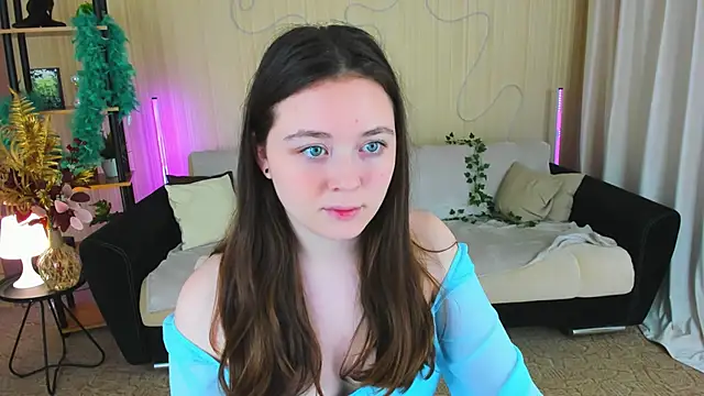 AlluringLookk online show from November 28, 2025, 4:40 pm