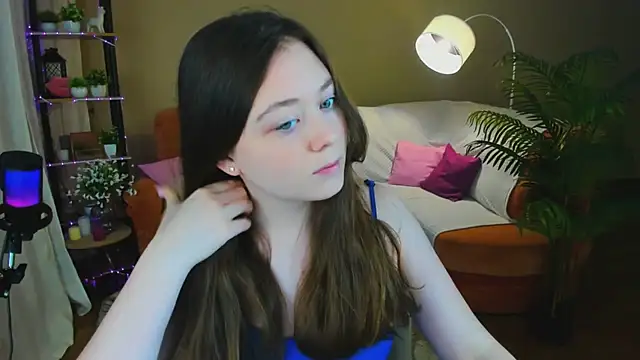 AlluringLookk online show from January 14, 2026, 4:32 pm