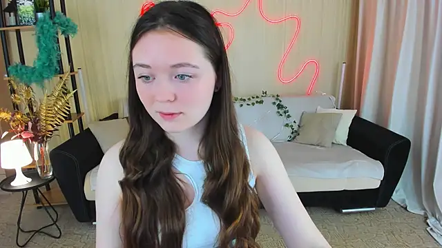 AlluringLookk online show from October 4, 2025, 4:41 pm