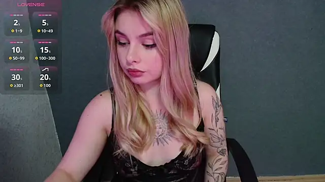 AngelicaHollywood online show from October 1, 2025, 8:35 pm