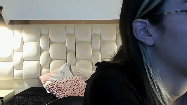 Emilia Bons online show from September 30, 2025, 3:40 pm