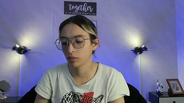 Emilia Bons online show from September 18, 2025, 1:25 pm