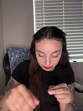 CharmingMaddie online show from April 27, 2026, 4:49 pm