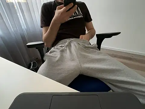 Frankieyyy1 online show from April 23, 2026, 6:42 pm