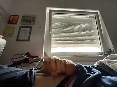 xmilolivex online show from April 14, 2026, 10:31 am