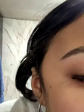 lynn9000 online show from November 22, 2025, 1:04 am