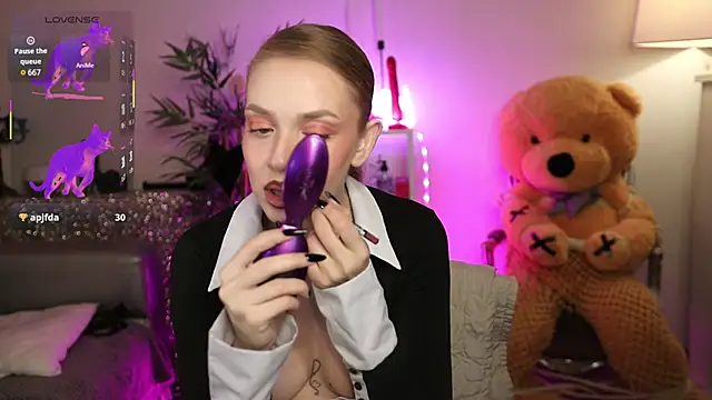 NovaHollisx online show from February 19, 2026, 5:04 am