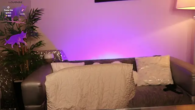 NovaHollisx online show from October 1, 2025, 9:25 am