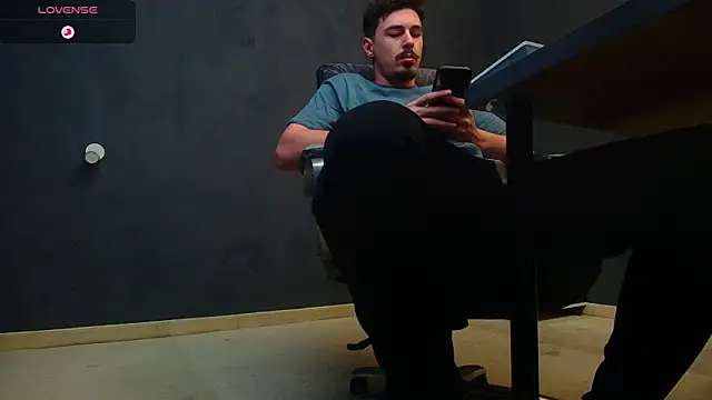 EnzoRace online show from October 28, 2025, 5:50 am