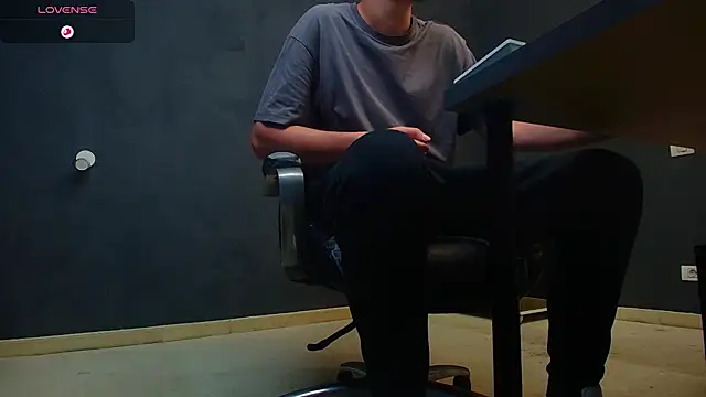 EnzoRace online show from September 30, 2025, 4:51 am