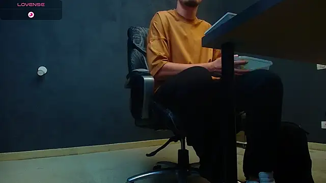 EnzoRace online show from October 9, 2025, 5:19 am