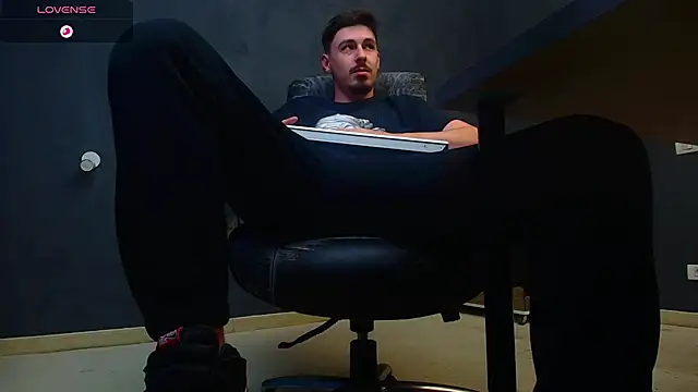 EnzoRace online show from October 4, 2025, 5:09 am