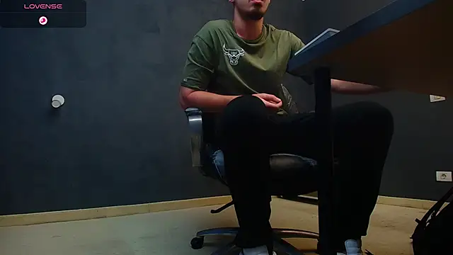 EnzoRace online show from October 13, 2025, 5:20 am