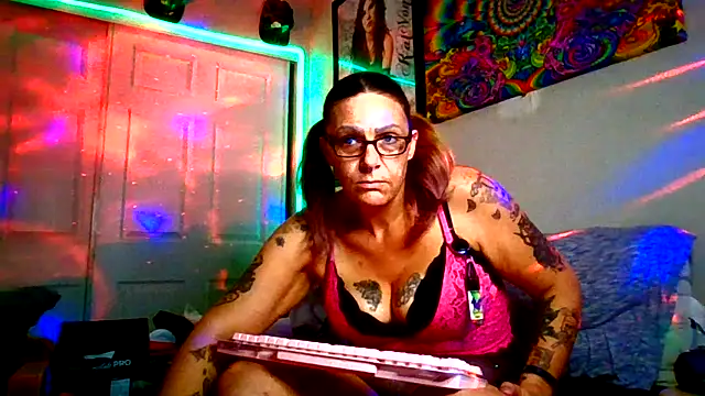 Snapshot of SparklesB1tch chatting on November 20, 2025, 3:29 am SparklesB1tch online show from November 20, 2025, 3:29 am