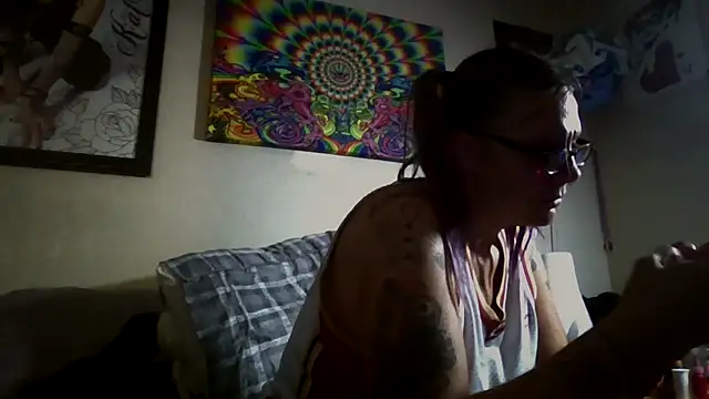 Snapshot of SparklesB1tch chatting on September 17, 2025, 7:05 pm SparklesB1tch online show from September 17, 2025, 7:05 pm