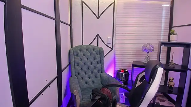 ElaBourn  online show from December 2, 2025, 3:03 pm