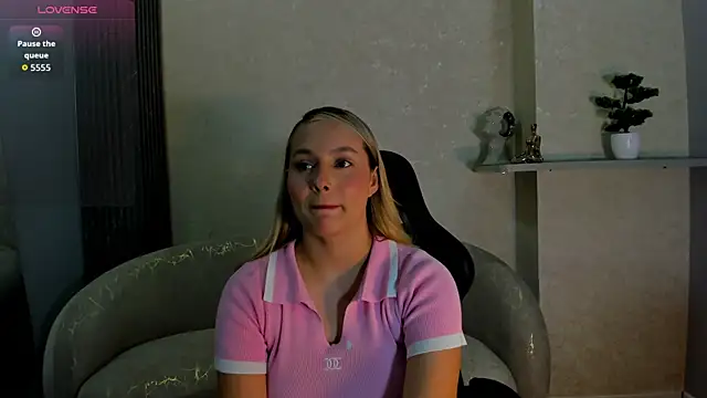Emmaa white  online show from June 12, 2026, 5:32 pm
