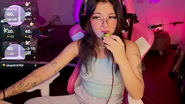 larah uwu online show from February 5, 2026, 8:15 pm