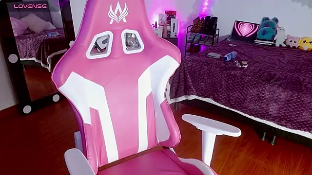 larah uwu online show from September 21, 2025, 7:52 pm