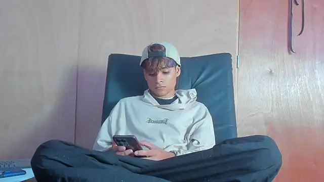 spicy adonhis online show from October 17, 2025, 12:29 pm