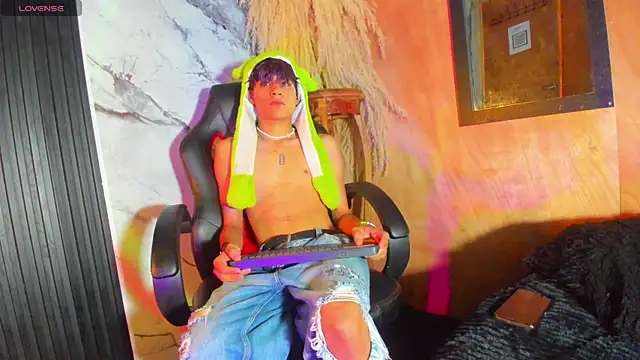 spicy adonhis online show from September 25, 2025, 12:33 pm