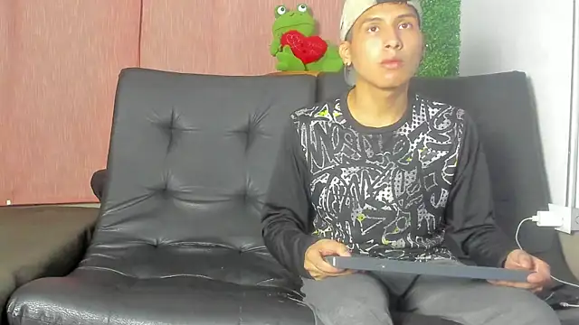 spicy adonhis online show from November 23, 2025, 9:19 am