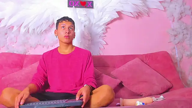 spicy adonhis online show from December 3, 2025, 12:59 pm