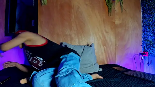 spicy adonhis online show from April 7, 2026, 1:24 pm