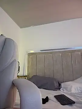 mia everly online show from March 11, 2026, 5:45 am