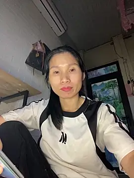 Snapshot of MinHiNi chatting on December 22, 2025, 8:25 am MinHiNi online show from December 22, 2025, 8:25 am