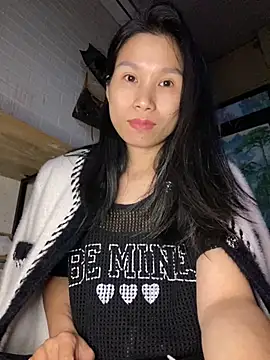 Snapshot of MinHiNi chatting on December 5, 2025, 6:56 am MinHiNi online show from December 5, 2025, 6:56 am