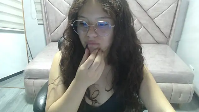 Velvet Moon V online show from March 3, 2026, 7:43 pm