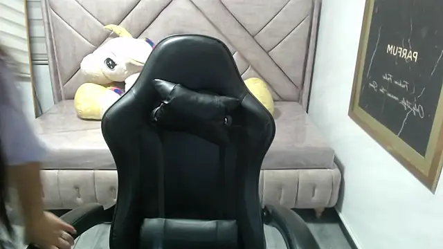 Velvet Moon V online show from December 3, 2025, 1:32 pm