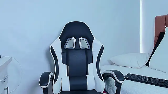 naomi diamond  online show from April 1, 2026, 12:06 pm