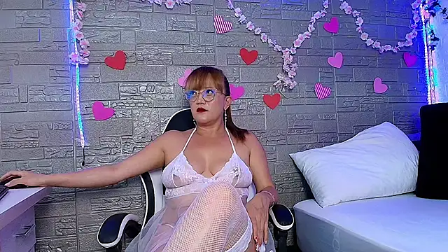 Snapshot of naomi_diamond_ chatting on December 17, 2025, 12:10 pm naomi diamond online show from December 17, 2025, 12:10 pm