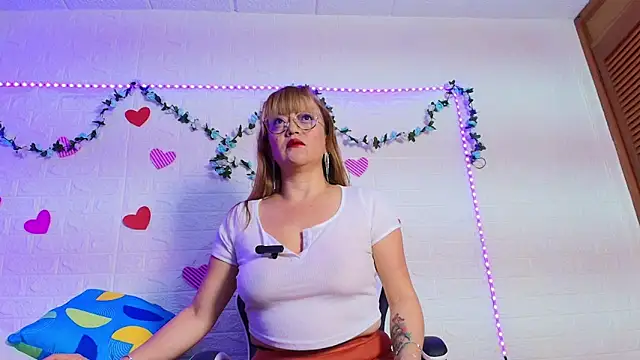 Snapshot of naomi_diamond_ chatting on October 23, 2025, 11:09 am naomi diamond online show from October 23, 2025, 11:09 am