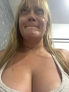 Snapshot of naomi_diamond_ chatting on February 22, 2026, 10:44 pm naomi diamond online show from February 22, 2026, 10:44 pm