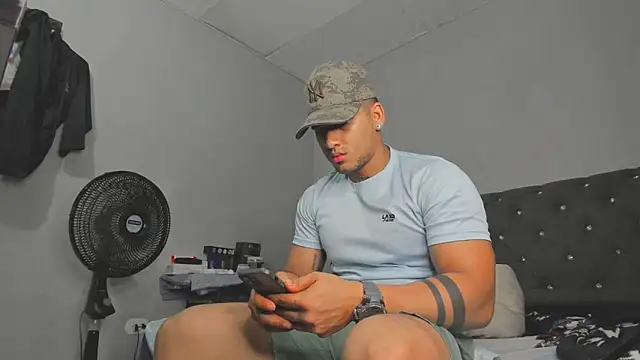 Snapshot of evan_hardy chatting on October 31, 2025, 2:52 am evan hardy online show from October 31, 2025, 2:52 am