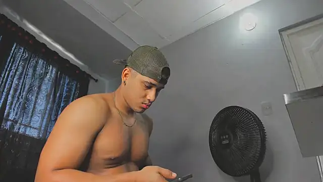 Snapshot of evan_hardy chatting on September 19, 2025, 6:34 pm evan hardy online show from September 19, 2025, 6:34 pm