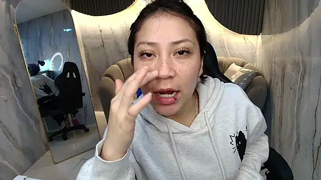 valentina r  online show from April 29, 2026, 8:37 pm