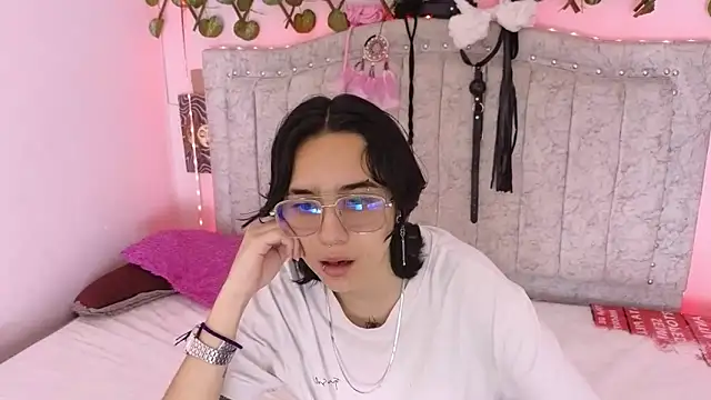 katalinathxandbritney1 online show from September 17, 2025, 5:59 pm