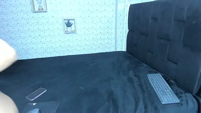 lisa logan online show from September 26, 2025, 3:24 am