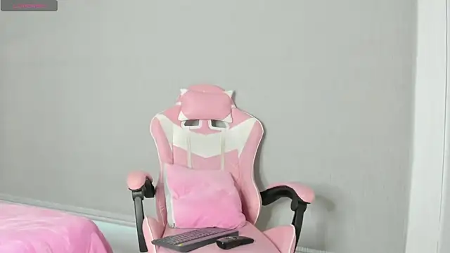 kendal hot01 online show from November 14, 2025, 11:58 am