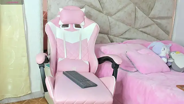 kendal hot01 online show from October 1, 2025, 10:02 pm