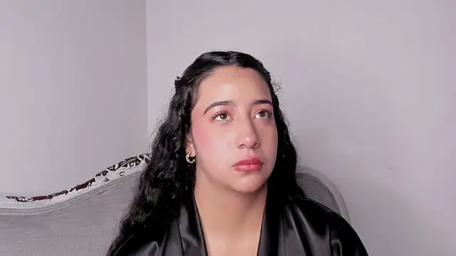 BellaSwwan online show from November 4, 2025, 1:04 pm