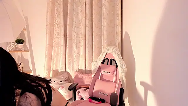 sarah saenz  online show from November 26, 2025, 3:06 am