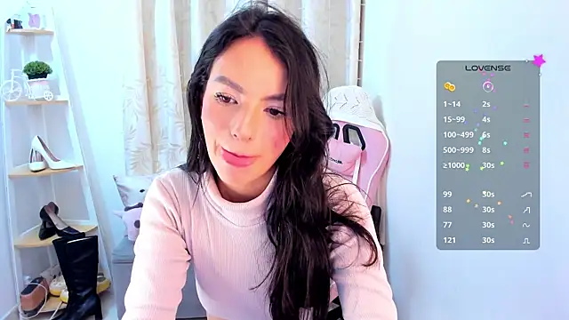 sarah saenz  online show from November 25, 2025, 2:45 am